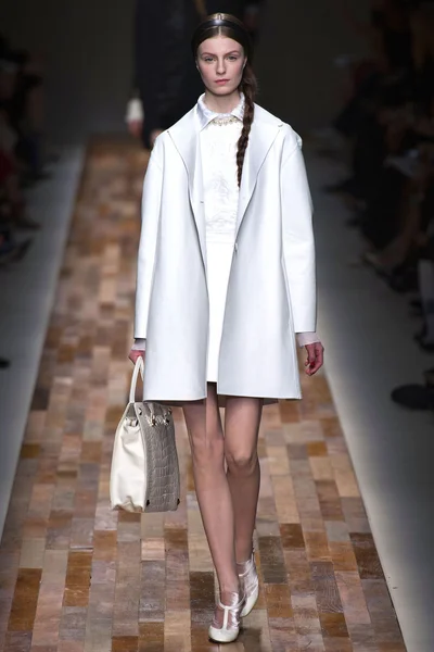 Look 18